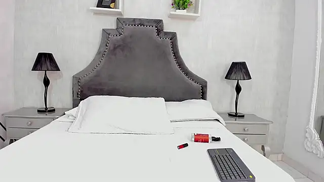 Snapshot of LaurenSnow chatting on November 28, 2:17 pm LaurenSnow online show from November 28, 2:17 pm