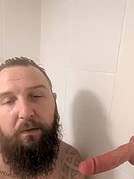 Snapshot of beardedbeasty86 chatting on October 25, 4:44 am beardedbeasty86 online show from October 25, 4:44 am