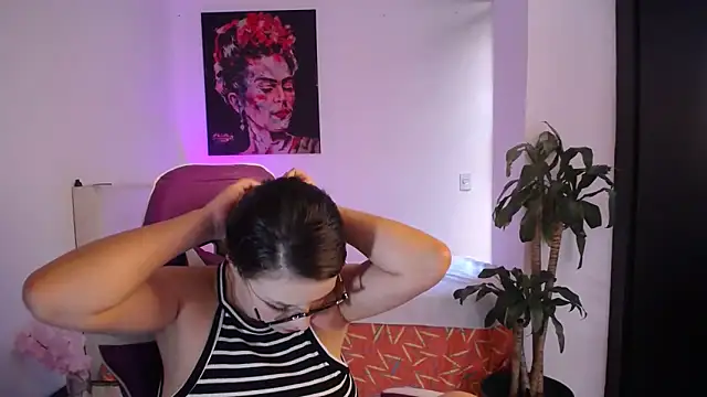 Snapshot of esmeraldaa230 chatting on February 12, 7:13 pm esmeraldaa230 online show from February 12, 7:13 pm