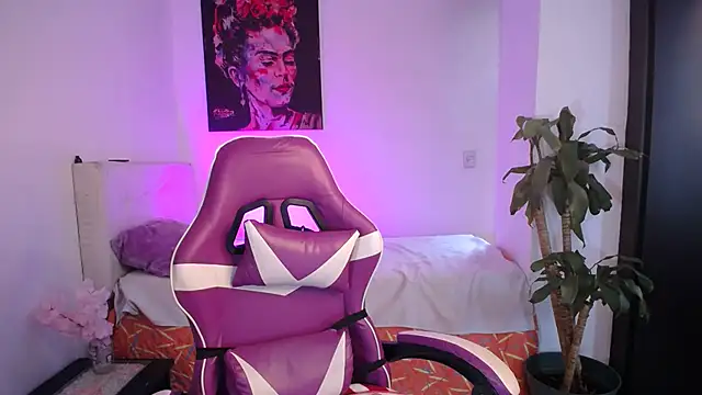 Snapshot of esmeraldaa230 chatting on February 5, 7:32 pm esmeraldaa230 online show from February 5, 7:32 pm