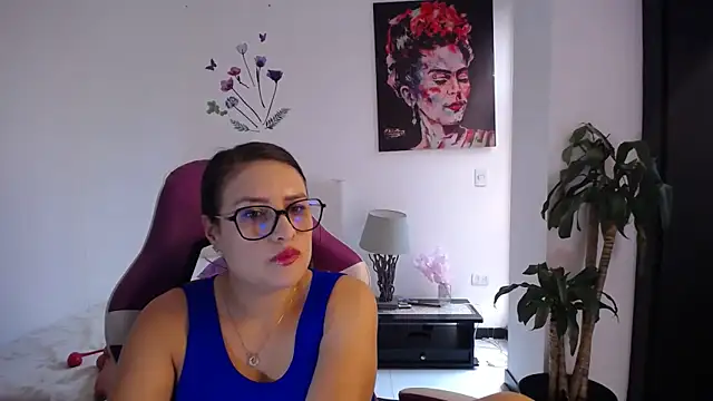 esmeraldaa230 online show from March 5, 7:43 pm