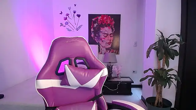 esmeraldaa230 online show from April 10, 7:10 pm