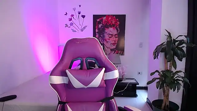 esmeraldaa230 online show from April 13, 6:34 pm