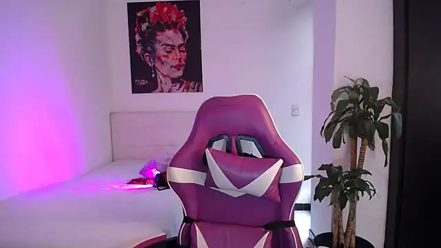 Snapshot of esmeraldaa230 chatting on February 20, 6:54 pm esmeraldaa230 online show from February 20, 6:54 pm