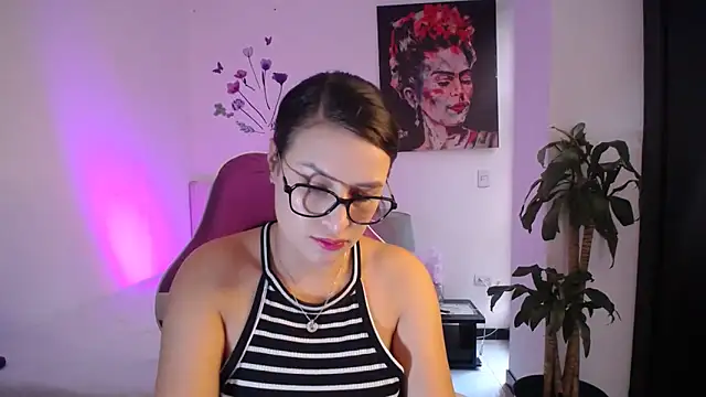 Snapshot of esmeraldaa230 chatting on February 26, 9:04 pm esmeraldaa230 online show from February 26, 9:04 pm