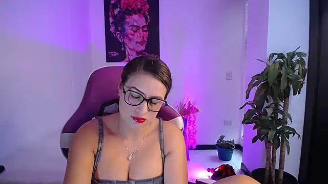 esmeraldaa230 online show from November 11, 8:25 pm