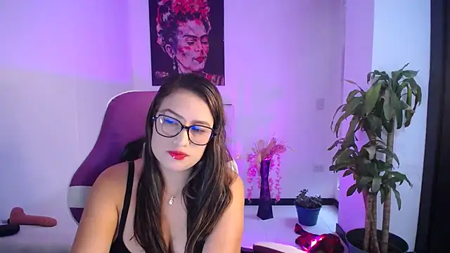 esmeraldaa230 online show from November 10, 7:52 pm