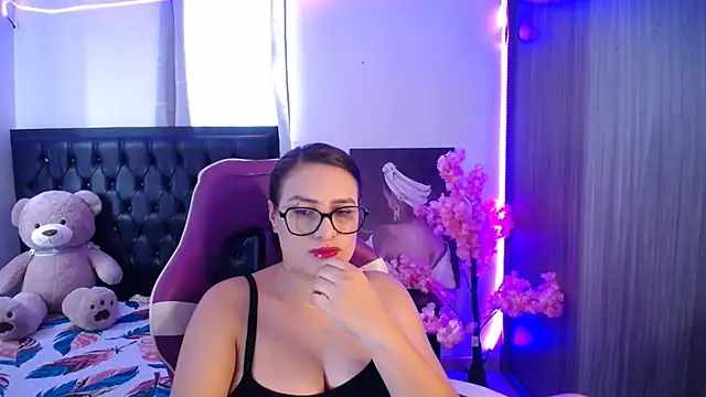 Snapshot of esmeraldaa230 chatting on April 28, 7:07 pm esmeraldaa230 online show from April 28, 7:07 pm