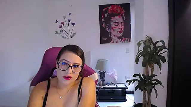 Snapshot of esmeraldaa230 chatting on February 21, 6:54 pm esmeraldaa230 online show from February 21, 6:54 pm