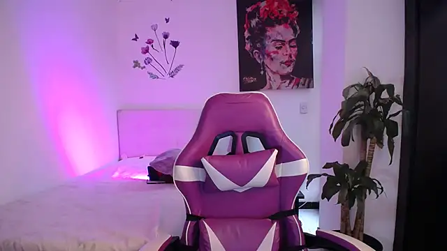 Snapshot of esmeraldaa230 chatting on February 27, 8:08 pm esmeraldaa230 online show from February 27, 8:08 pm