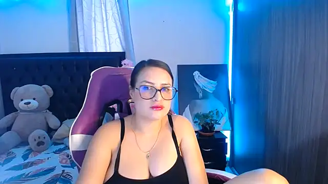 Snapshot of esmeraldaa230 chatting on June 3, 7:07 pm esmeraldaa230 online show from June 3, 7:07 pm