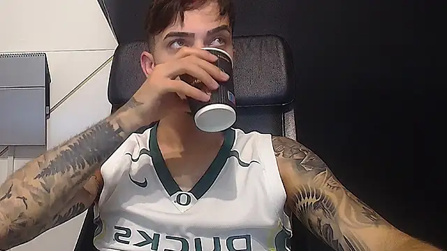 Snapshot of BrandonTate chatting on June 18, 4:44 am BrandonTate online show from June 18, 4:44 am