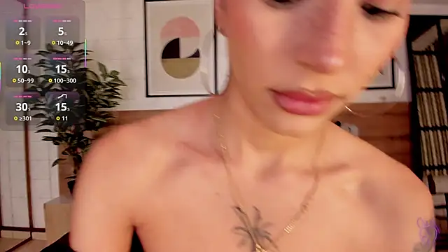 LunaRuso online show from October 17, 7:59 pm