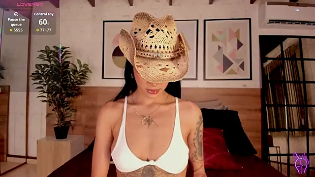 LunaRuso online show from October 25, 8:09 pm