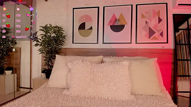 LunaRuso online show from March 6, 7:53 pm