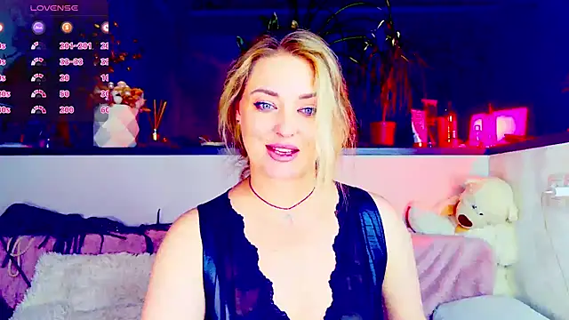 Snapshot of _JuliaSpace_ chatting on June 27, 6:47 pm JuliaSpace online show from June 27, 6:47 pm