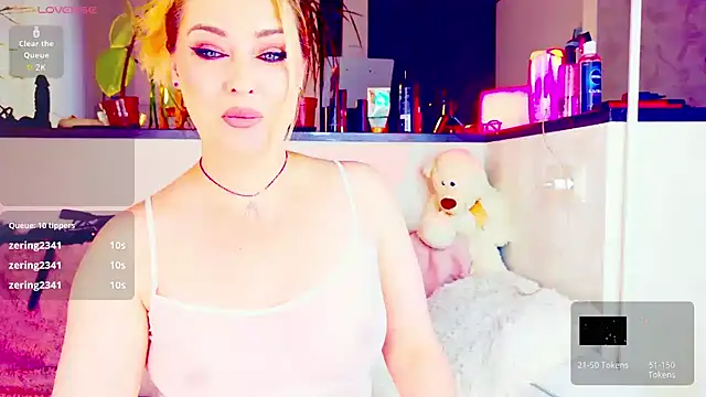 Snapshot of _JuliaSpace_ chatting on July 4, 5:17 pm JuliaSpace online show from July 4, 5:17 pm