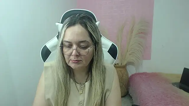 Snapshot of samy_vsn chatting on May 28, 4:57 pm samy vsn online show from May 28, 4:57 pm