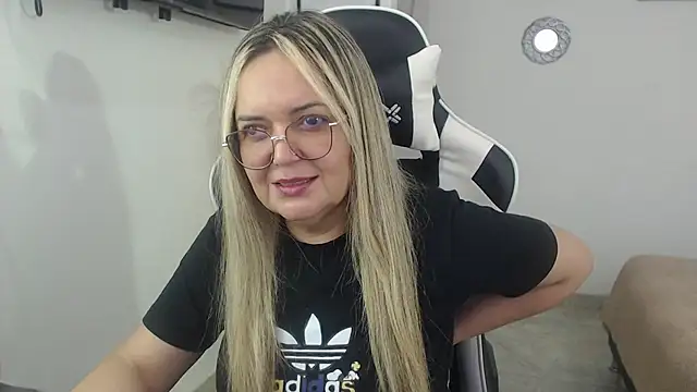 Snapshot of samy_vsn chatting on April 23, 4:52 pm samy vsn online show from April 23, 4:52 pm