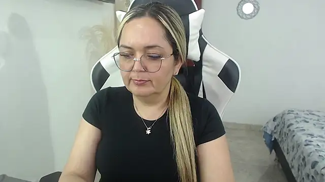 Snapshot of samy_vsn chatting on May 8, 6:12 pm samy vsn online show from May 8, 6:12 pm