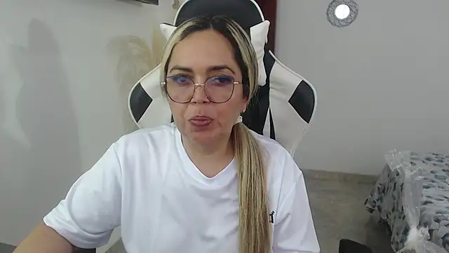 Snapshot of samy_vsn chatting on May 12, 7:20 pm samy vsn online show from May 12, 7:20 pm