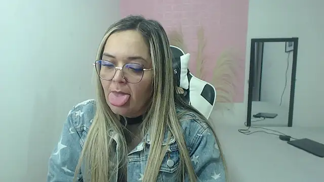 Snapshot of samy_vsn chatting on June 15, 8:30 pm samy vsn online show from June 15, 8:30 pm