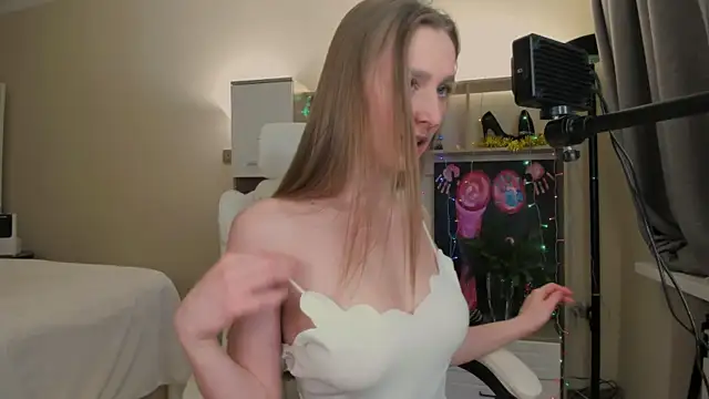 Snapshot of CharlotteWells chatting on January 3, 2:30 pm CharlotteWells online show from January 3, 2:30 pm