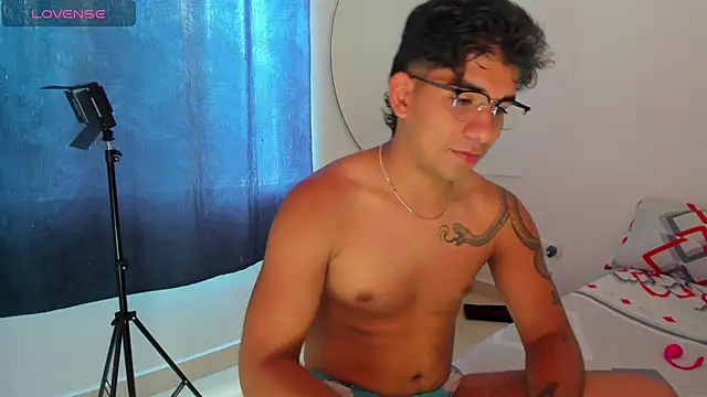 Snapshot of valentino_santoss chatting on May 17, 2:39 pm valentino santoss online show from May 17, 2:39 pm