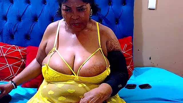 Snapshot of ebonycandy10 chatting on March 20, 5:02 am ebonycandy10 online show from March 20, 5:02 am