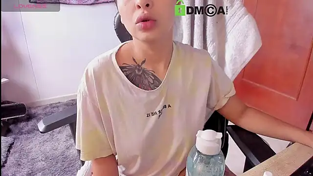 sweetcoralinee online show from November 25, 4:18 pm