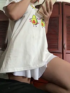 Snapshot of emiss_ chatting on February 18, 5:20 pm emiss online show from February 18, 5:20 pm