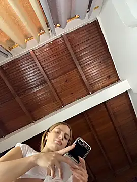 Snapshot of emiss_ chatting on April 28, 4:33 pm emiss online show from April 28, 4:33 pm