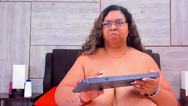 Snapshot of Lynn_Jones chatting on February 14, 10:49 am Lynn Jones online show from February 14, 10:49 am