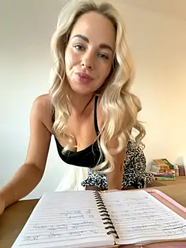 Snapshot of streetdoll chatting on October 11, 6:47 am streetdoll online show from October 11, 6:47 am