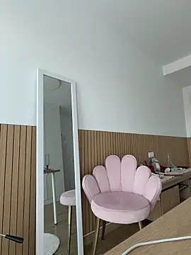 streetdoll online show from April 12, 7:00 am