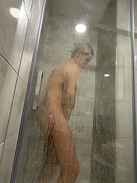 streetdoll online show from February 16, 7:18 am