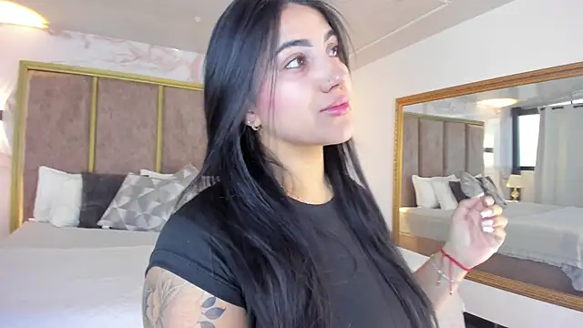 PaulinaDuarte online show from April 4, 11:50 am