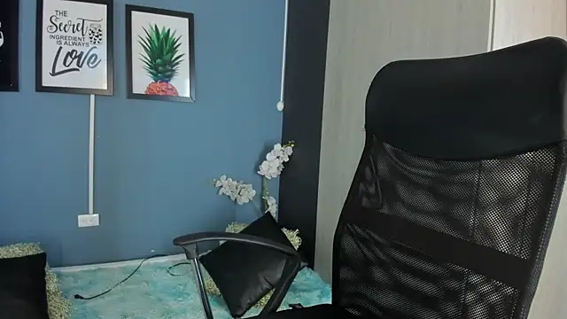 Snapshot of PaulinaDuarte chatting on April 22, 12:23 pm PaulinaDuarte online show from April 22, 12:23 pm