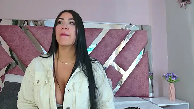Snapshot of PaulinaDuarte chatting on July 15, 11:28 am PaulinaDuarte online show from July 15, 11:28 am