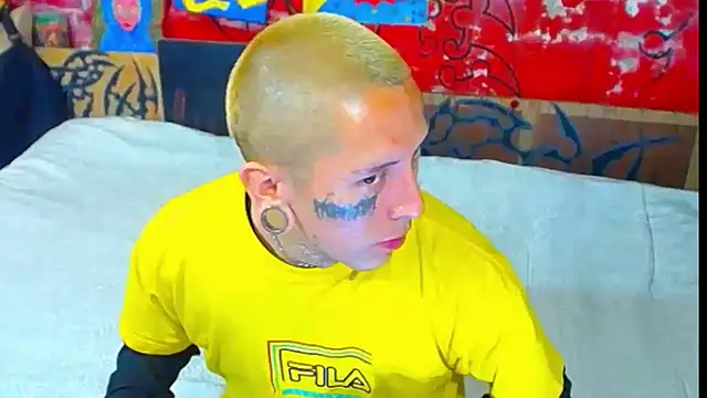 Snapshot of deivid_estrada chatting on November 16, 3:50 pm deivid estrada online show from November 16, 3:50 pm