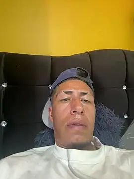 Snapshot of zpmiguel chatting on April 5, 7:09 pm zpmiguel online show from April 5, 7:09 pm