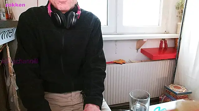 Snapshot of BongChannel chatting on January 28, 1:38 pm BongChannel online show from January 28, 1:38 pm