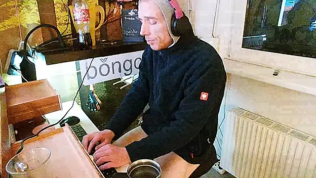 Snapshot of BongChannel chatting on February 3, 11:26 pm BongChannel online show from February 3, 11:26 pm