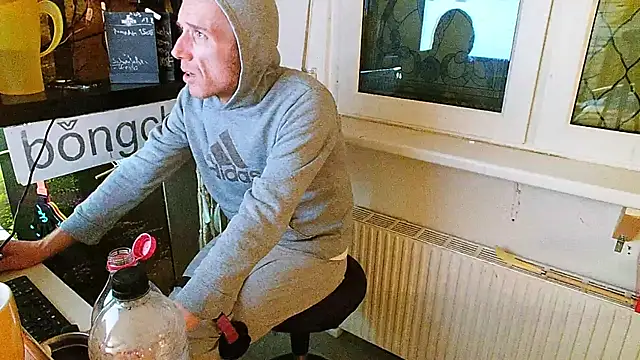 Snapshot of BongChannel chatting on February 4, 2:28 am BongChannel online show from February 4, 2:28 am