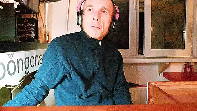 Snapshot of BongChannel chatting on January 26, 12:37 am BongChannel online show from January 26, 12:37 am