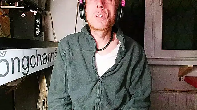 Snapshot of BongChannel chatting on January 24, 4:27 am BongChannel online show from January 24, 4:27 am