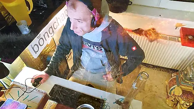 Snapshot of BongChannel chatting on February 1, 10:23 pm BongChannel online show from February 1, 10:23 pm