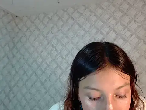 Snapshot of Emma-Wilson chatting on May 13, 4:19 am Emma-Wilson online show from May 13, 4:19 am