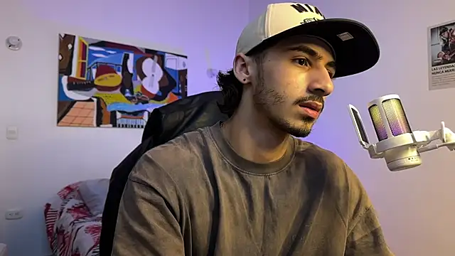 Snapshot of David_Brown18 chatting on March 7, 10:32 pm David Brown18 online show from March 7, 10:32 pm