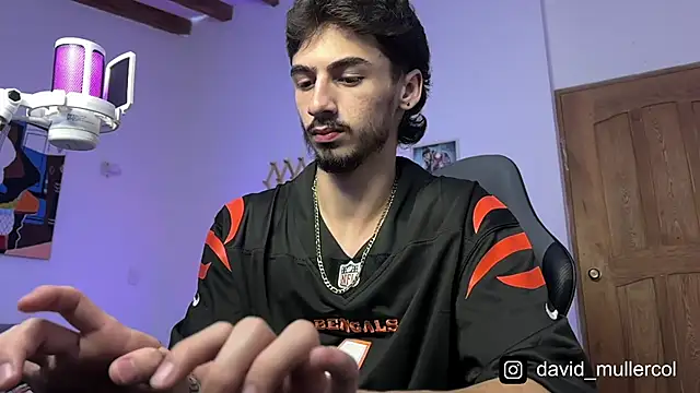 Snapshot of David_Brown18 chatting on February 5, 5:09 pm David Brown18 online show from February 5, 5:09 pm